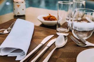 Кетчуп удаляет лёгкое потемнение с серебра по данным Southern Living