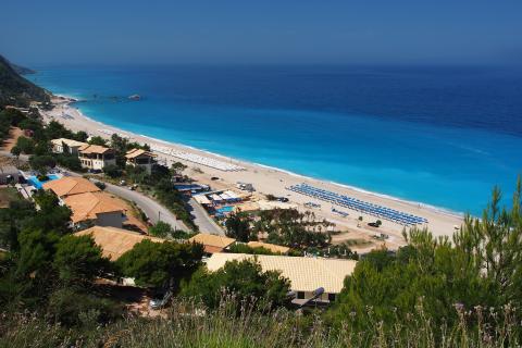 Лефкада соединена с материком мостом, что упрощает доступ на остров на машине