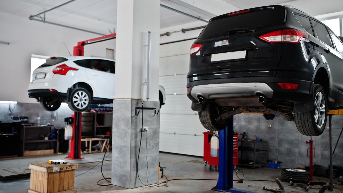 Автомобили на подъемнике в автосервисе на подъемнике