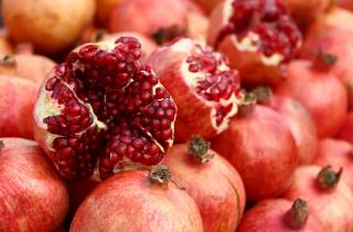 Спелый гранат выбирают по тяжести плода и упругой кожуре — EatingWell