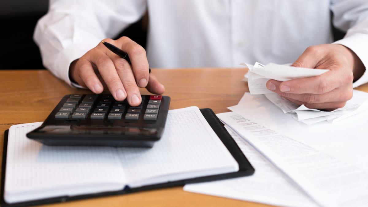 Бизнесмен считает налоги Бизнесмен считает налоги