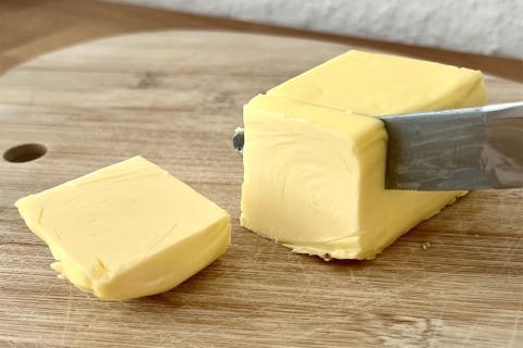 Эксперт рассказала, из какого материала лучше выбирать маслёнку для дома