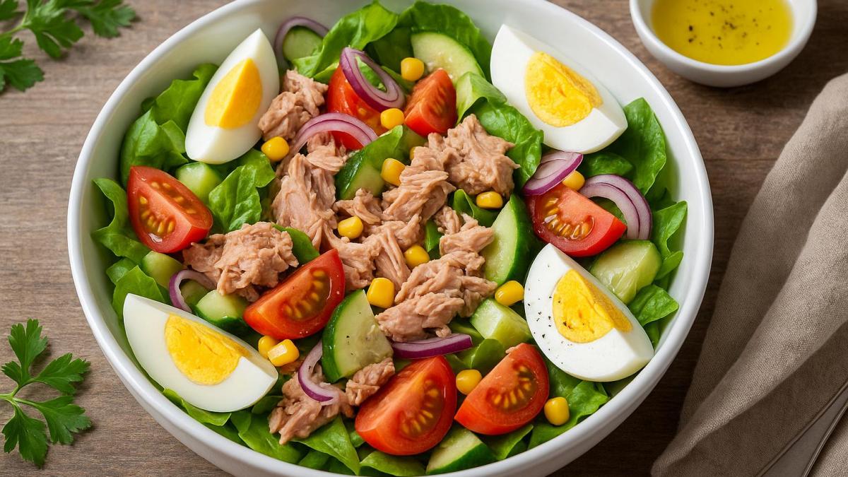 Салат с тунцом и яйцом