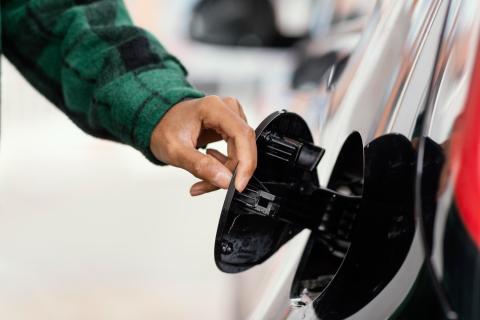 Автоэксперты назвали безопасный способ устранить воду из бензина с помощью этанола