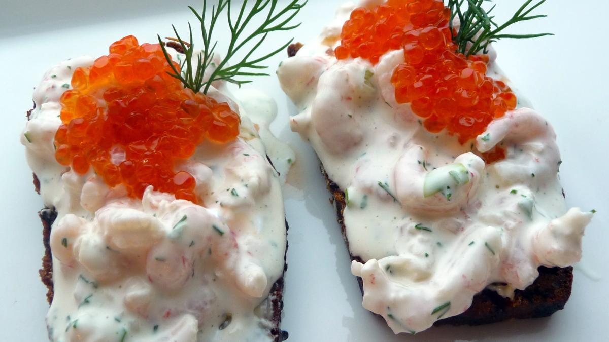 Креветки Скаген с икрой лосося