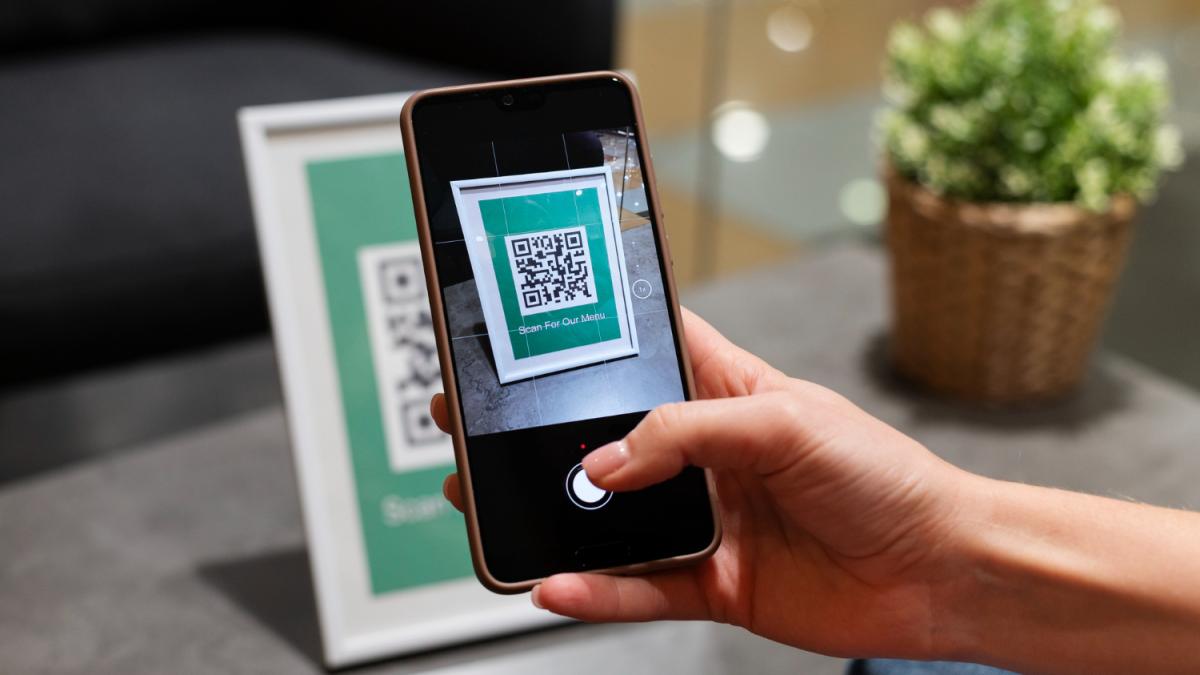 Крупный план: сканирование QR-кода на экране