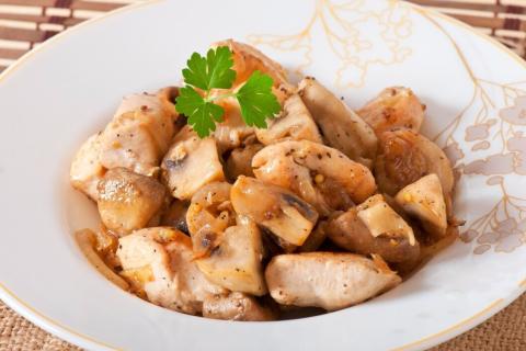 Тушёные куриные грудки с сыром и чесноком: традиционный рецепт