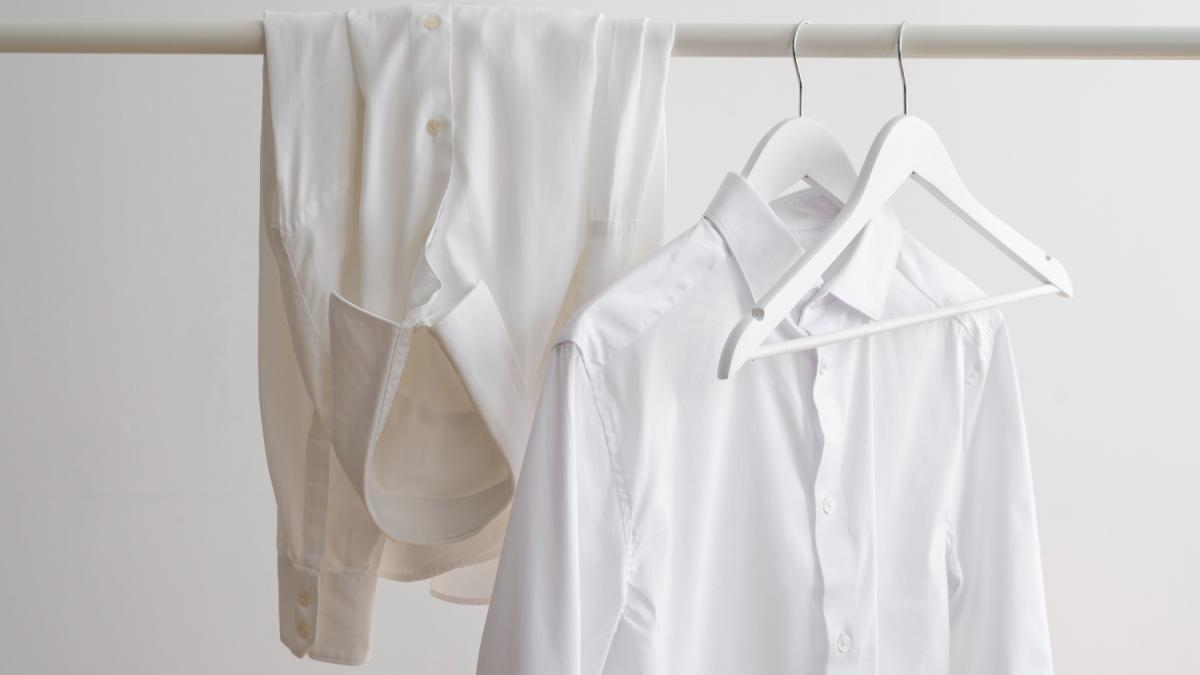 Рубашки на вешалке