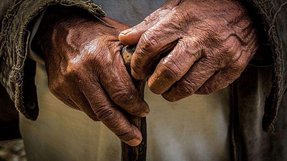 Руки пожилого человека