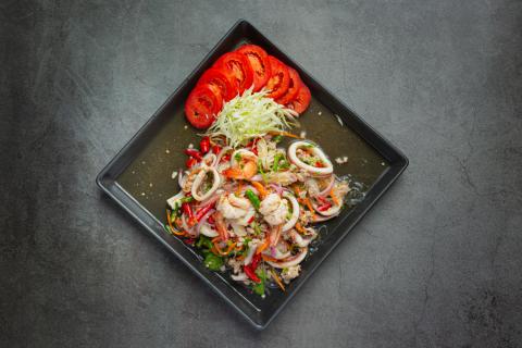 Как приготовить салат с кальмарами и сыром — пошаговая инструкция