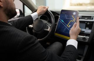Водителям напомнили: использование навигатора на ходу приравнивается к применению телефона за рулём