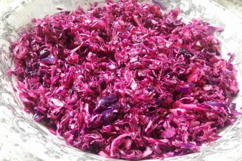 Чеснок придает капусте 