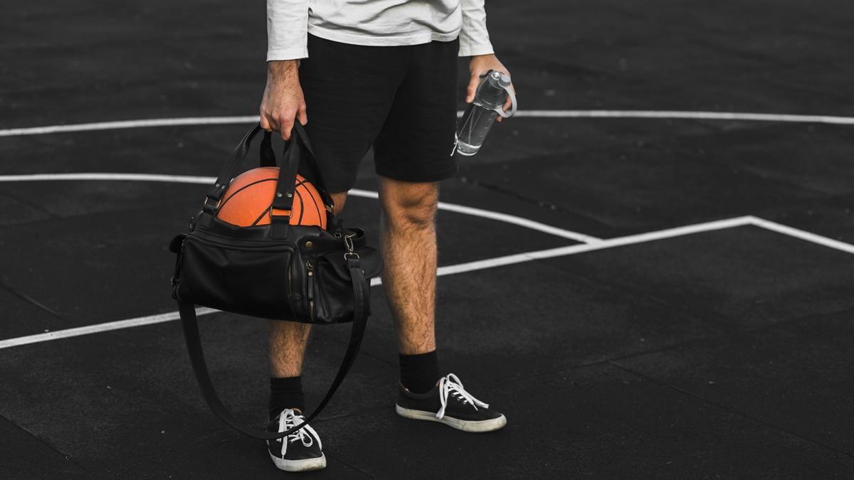 Спортсмен с сумкой