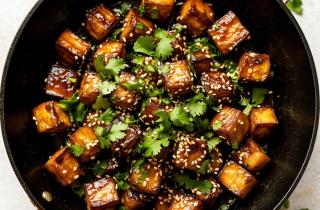 Баклажаны с чесноком на сковороде получаются мягкими внутри с корочкой снаружи — повар