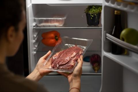 Неправильное расположение мяса в холодильнике ускоряет порчу другой еды