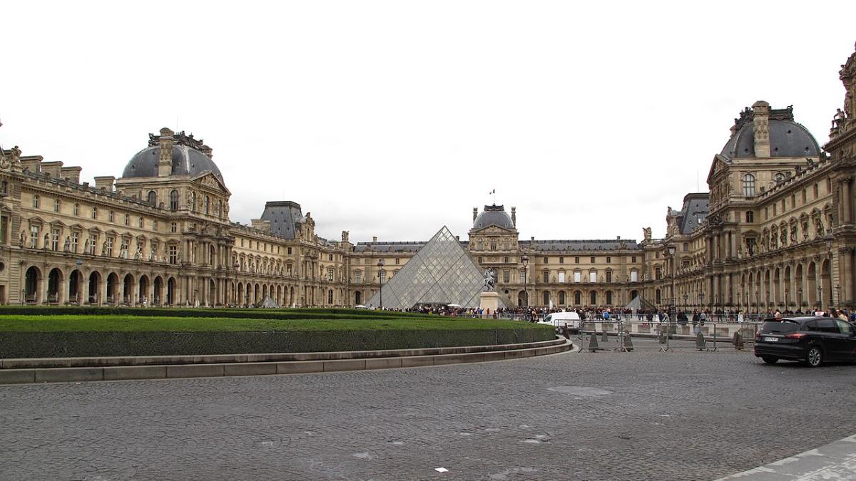 Лувр в Париже