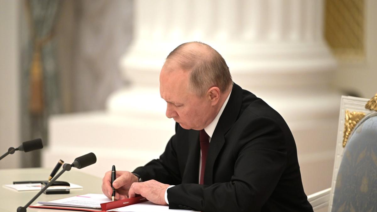 Владимир Путин подписывает документы Владимир Путин подписывает документы