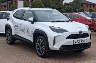 Yaris Cross вырвался в лидеры — компактный кроссовер потеснил фаворитов и меняет рынок