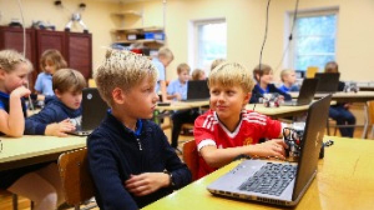 Tallinn Digital Summit. Introduction for elementary school children to coding through a robotics programme (36662720884) Tallinn Digital Summit. Introduction for elementary school children to coding through a robotics programme (36662720884)