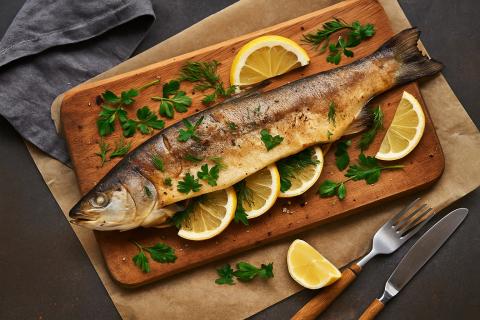 Толстолобик в духовке сохраняет сочность благодаря запеканию в фольге — повар