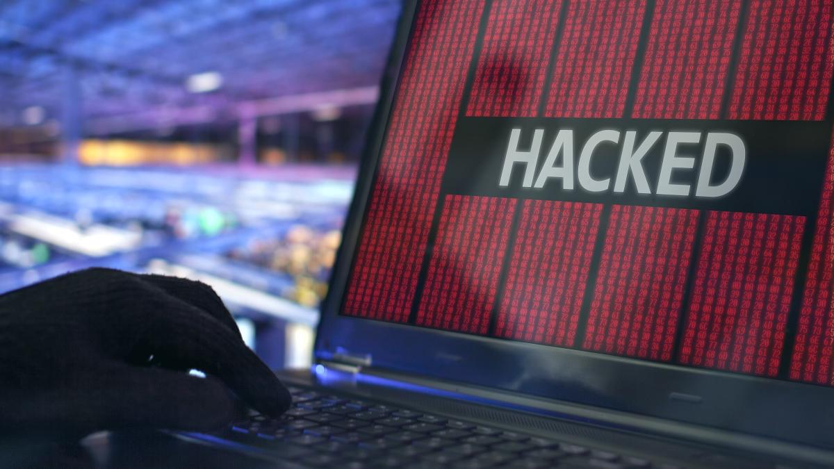 Хакер с ноутбуком взломал систему безопасности