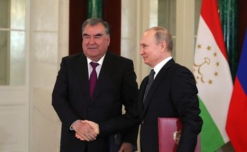 Гражданам Таджикистана рекомендовали временно воздержаться от посещения РФ