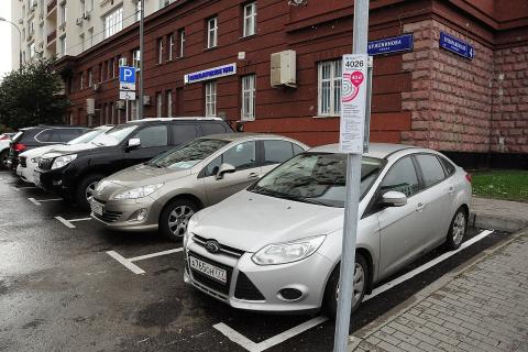 ГИБДД разъяснила правила парковки под знаком Служебный транспорт и возможные штрафы