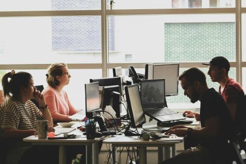 Физиотерапевты объяснили, как сохранить осанку при сидячей работе