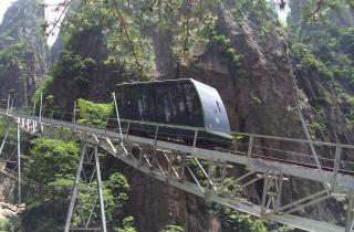 Висячая железная дорога на Хуаншане: безопасный подъём на высоту 500 метров