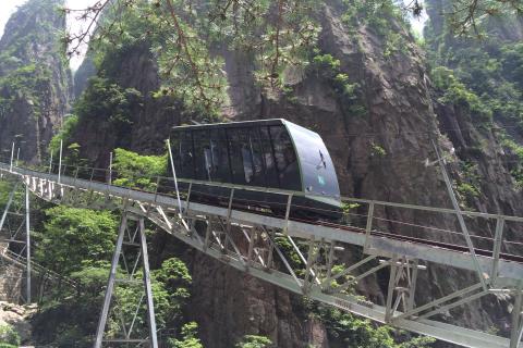 Висячая железная дорога на Хуаншане: безопасный подъём на высоту 500 метров
