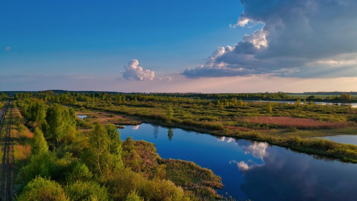Взгляд с воздуха на озеро