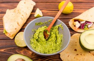 Гуакамоле темнеет за минуты — добавляю это сверху за 5 секунд, и соус дольше остаётся зелёным