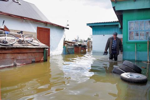 Поселок Никель в Мурманской области затопило после сильного наводнения