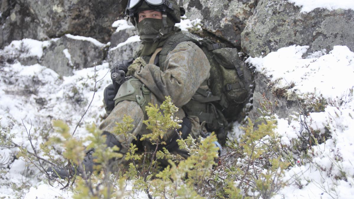 Солдат ВС РФ в горах Солдат ВС РФ в горах
