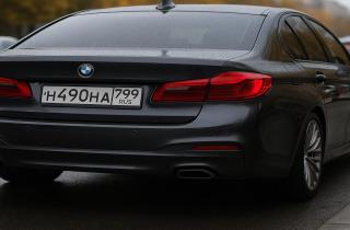 Снег и грязь больше не липнут: открыл способ, как держать номер чистым всю зиму — без мойки и затрат