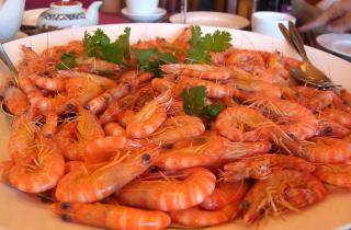 Добавляйте в соус кусочек горького шоколада, чтобы усилить вкус креветок — шеф-повара