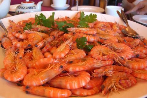 Добавляйте в соус кусочек горького шоколада, чтобы усилить вкус креветок — шеф-повара