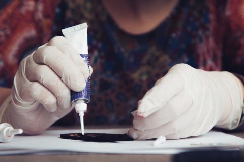 Как очистить одежду от суперклея: эффективные методы с заморозкой и ацетоном