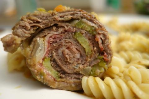 Рецепт мясного рулета с грибами включает запекание в духовке при 180 градусах