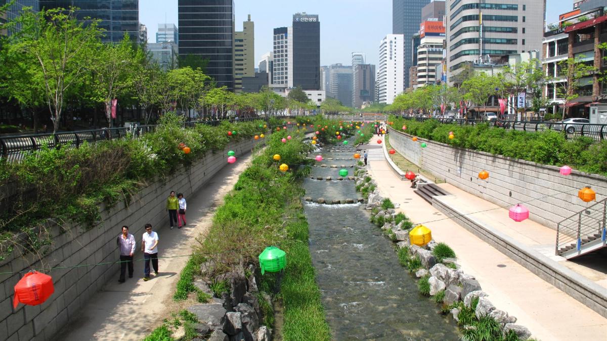 Река Чхонгечхон в Сеуле