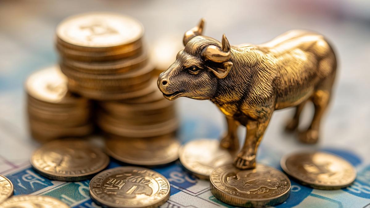 Золотые монеты и знак зодиака