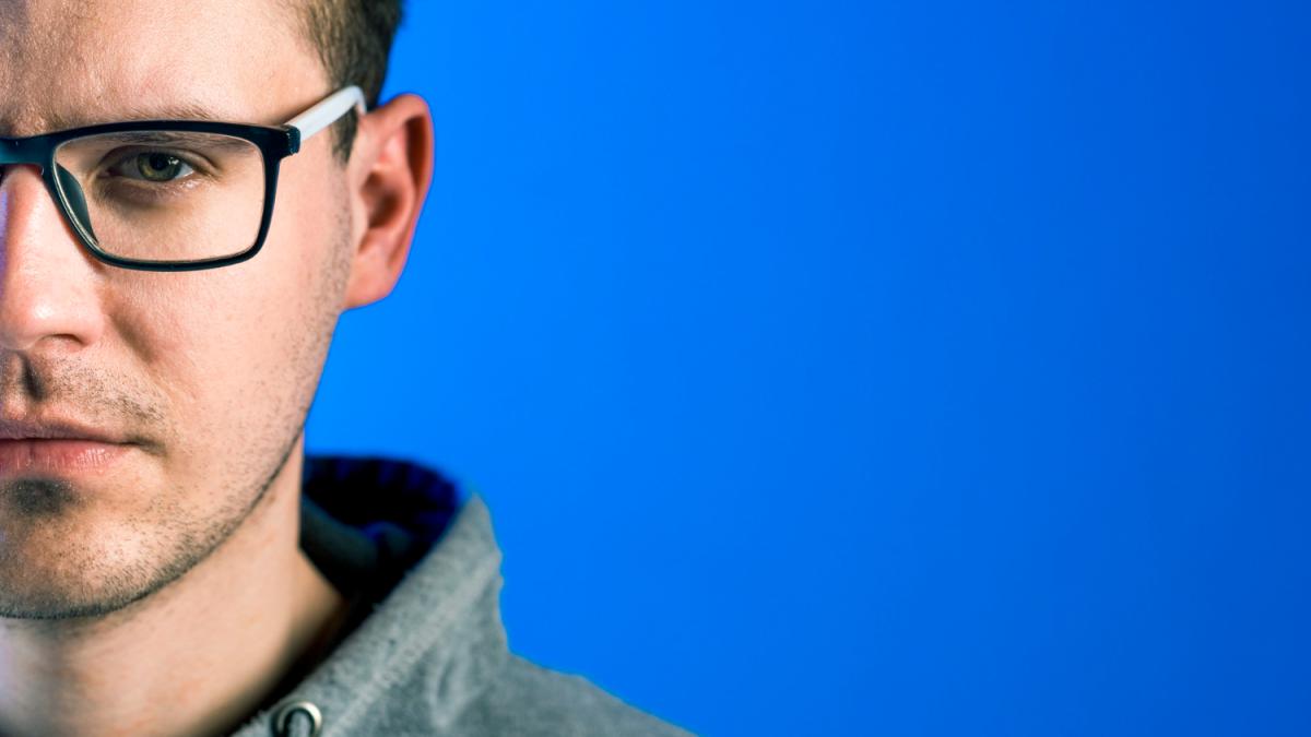 Мужчина в очках