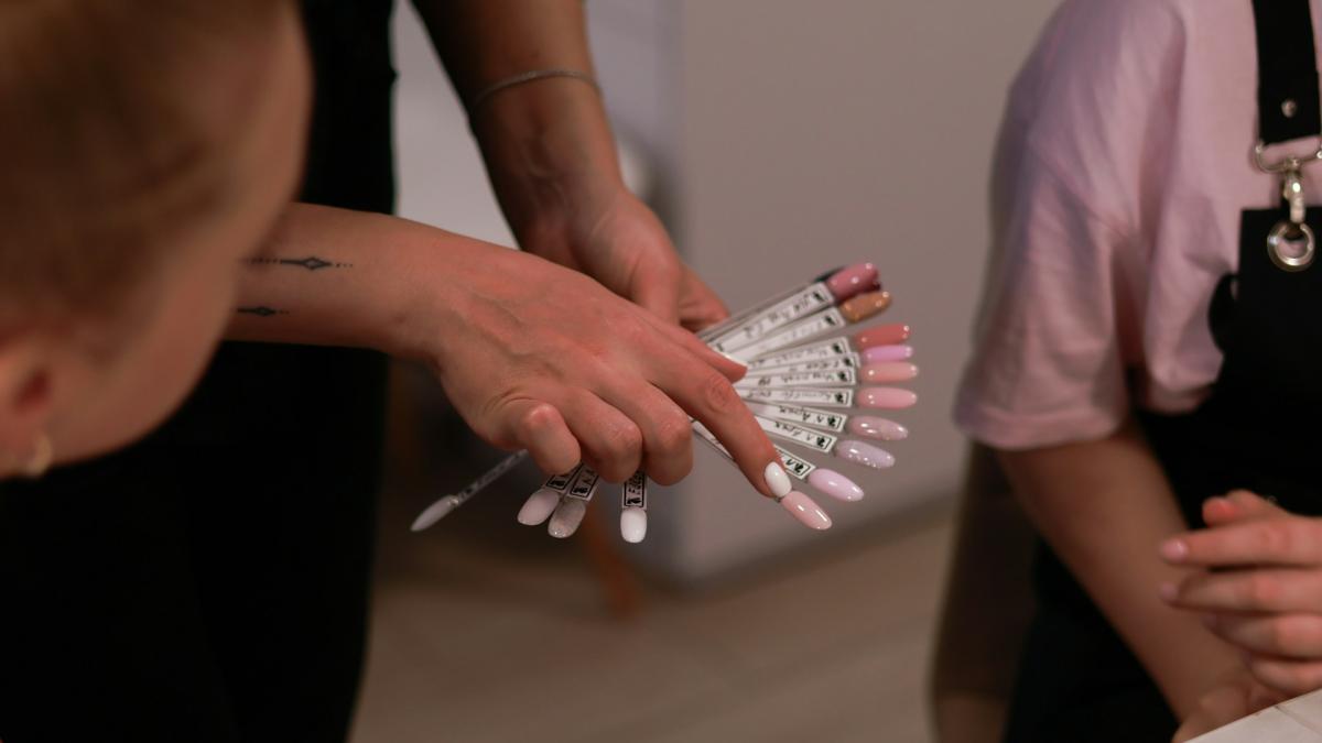 Женщина выбирает лак