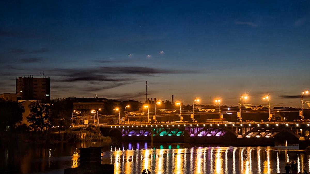 А над мостом зависли НЛО - panoramio А над мостом зависли НЛО - panoramio