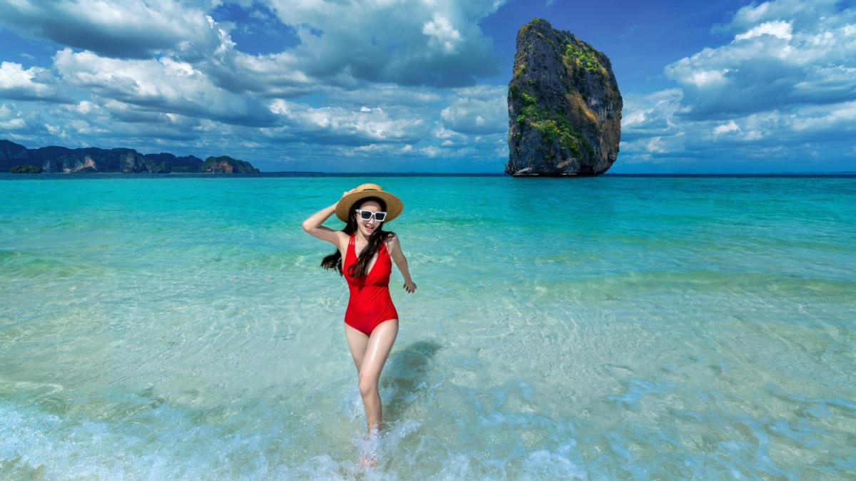 Счастливая женщина в бикини