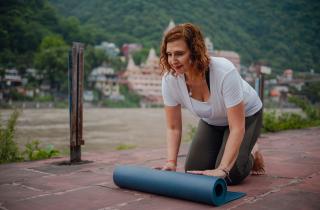 Йога с гантелями повысила силу и устойчивость практикующих — инструктор МакГи