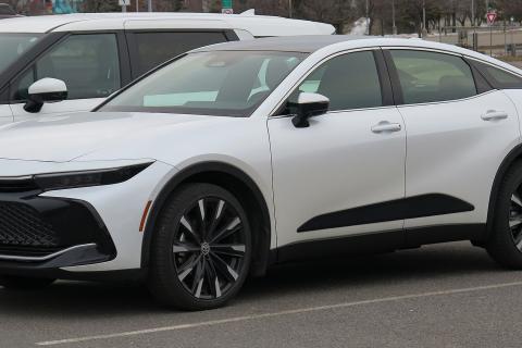 Lexus ES 300h, Toyota Camry и Toyota Crown возглавили рейтинг надёжности седанов