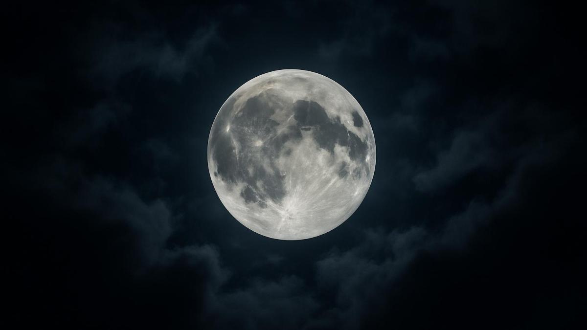 Луна ночью