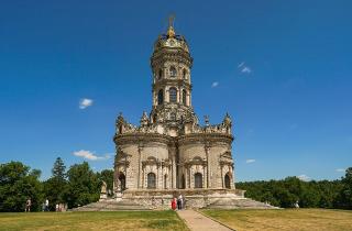 Знаменская церковь в Дубровицах считается одной из самых красивых церквей России — историки