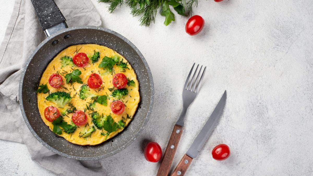 Яичный блин с помидорами